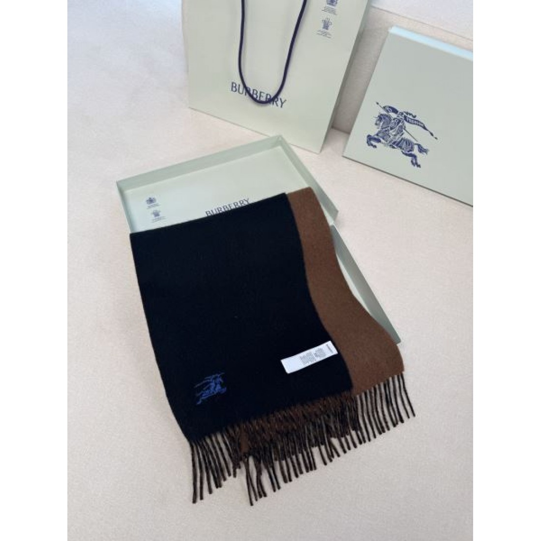 BURBERRY バーバリー コピー マフラー ライトブルー×グレー配色 ワンポイント騎士刺繍 フリンジ仕上げ 柔らかウール素材 上品な印象