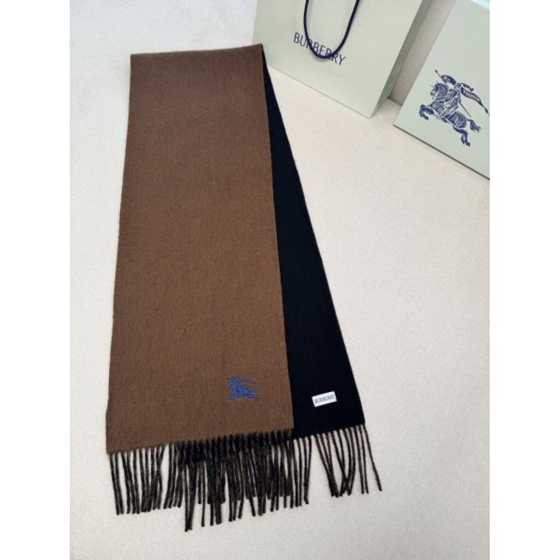 BURBERRY バーバリー コピー マフラー ライトブルー×グレー配色 ワンポイント騎士刺繍 フリンジ仕上げ 柔らかウール素材 上品な印象