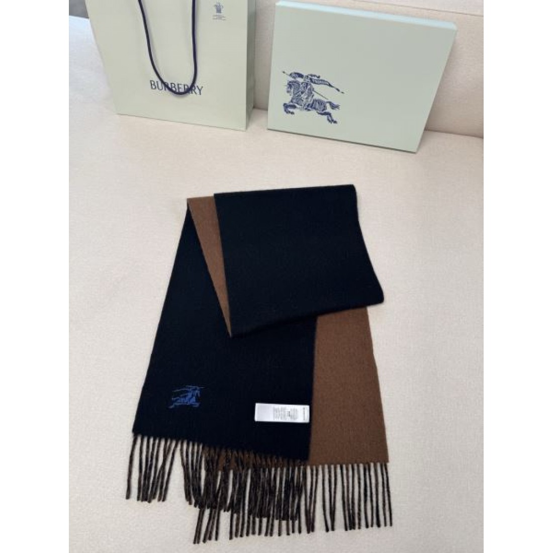 BURBERRY バーバリー コピー マフラー ライトブルー×グレー配色 ワンポイント騎士刺繍 フリンジ仕上げ 柔らかウール素材 上品な印象