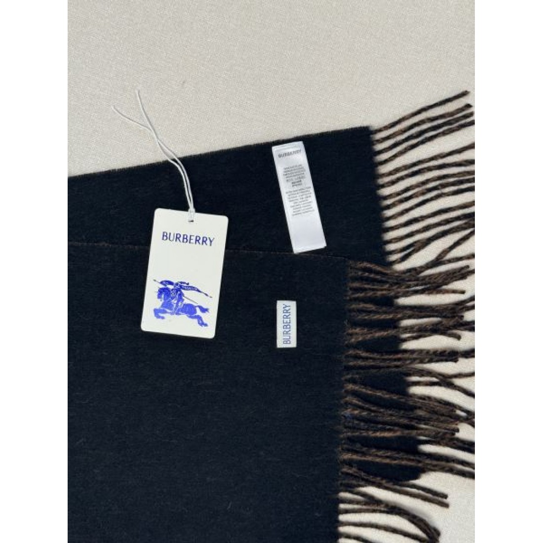 BURBERRY バーバリー コピー マフラー ライトブルー×グレー配色 ワンポイント騎士刺繍 フリンジ仕上げ 柔らかウール素材 上品な印象