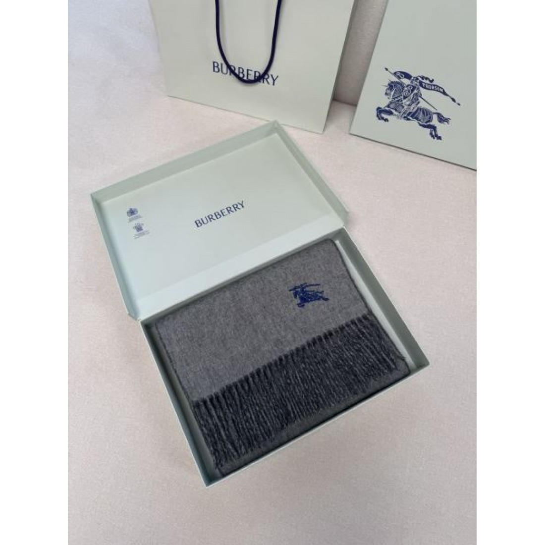 ミニマル 洗練 BURBERRY バーバリー コピー ストール グレーグラデーション配色 ブランド刺繍ロゴ 大判サイズ 軽やか保温 ソフトタッチ 秋冬コーデ