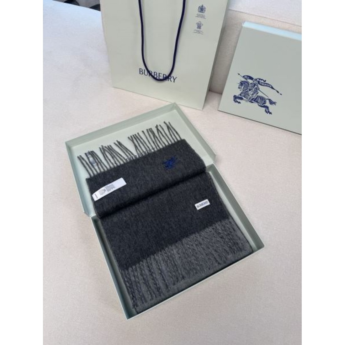 ミニマル 洗練 BURBERRY バーバリー コピー ストール グレーグラデーション配色 ブランド刺繍ロゴ 大判サイズ 軽やか保温 ソフトタッチ 秋冬コーデ