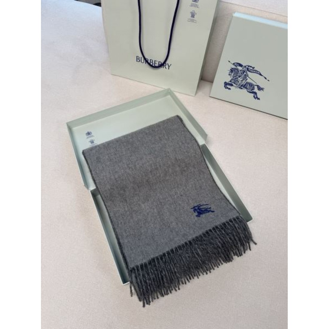 ミニマル 洗練 BURBERRY バーバリー コピー ストール グレーグラデーション配色 ブランド刺繍ロゴ 大判サイズ 軽やか保温 ソフトタッチ 秋冬コーデ