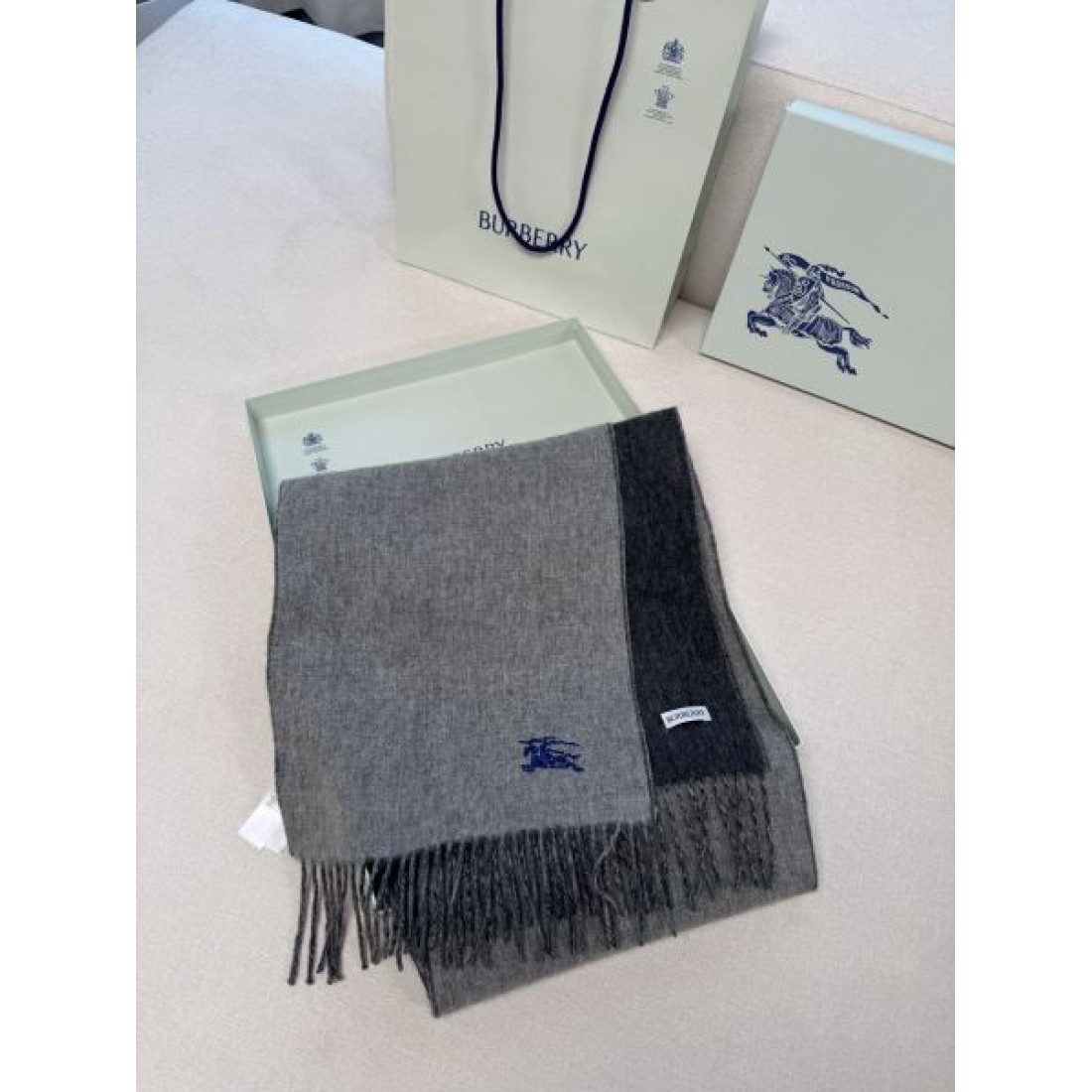 ミニマル 洗練 BURBERRY バーバリー コピー ストール グレーグラデーション配色 ブランド刺繍ロゴ 大判サイズ 軽やか保温 ソフトタッチ 秋冬コーデ