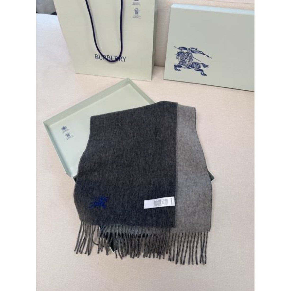 ミニマル 洗練 BURBERRY バーバリー コピー ストール グレーグラデーション配色 ブランド刺繍ロゴ 大判サイズ 軽やか保温 ソフトタッチ 秋冬コーデ