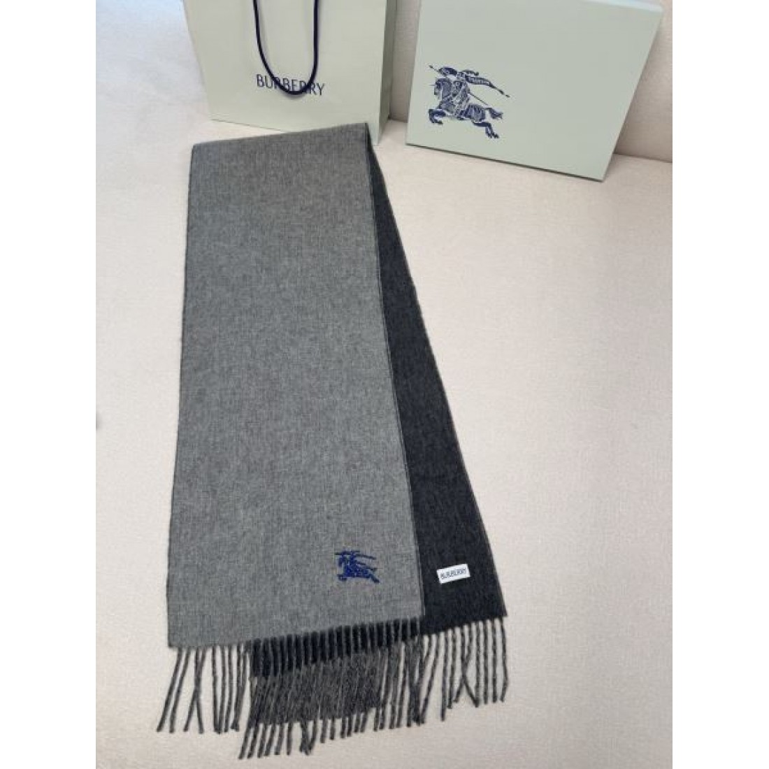 ミニマル 洗練 BURBERRY バーバリー コピー ストール グレーグラデーション配色 ブランド刺繍ロゴ 大判サイズ 軽やか保温 ソフトタッチ 秋冬コーデ