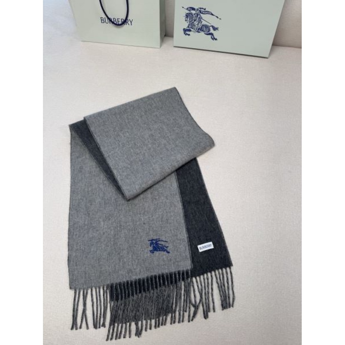 ミニマル 洗練 BURBERRY バーバリー コピー ストール グレーグラデーション配色 ブランド刺繍ロゴ 大判サイズ 軽やか保温 ソフトタッチ 秋冬コーデ