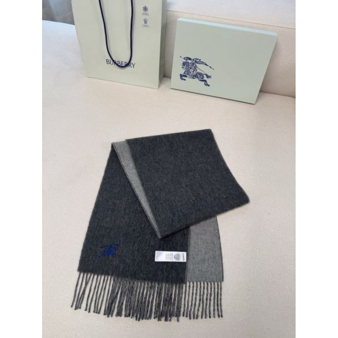 ミニマル 洗練 BURBERRY バーバリー コピー ストール グレーグラデーション配色 ブランド刺繍ロゴ 大判サイズ 軽やか保温 ソフトタッチ 秋冬コーデ