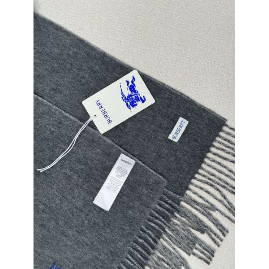 ミニマル 洗練 BURBERRY バーバリー コピー ストール グレーグラデーション配色 ブランド刺繍ロゴ 大判サイズ 軽やか保温 ソフトタッチ 秋冬コーデ