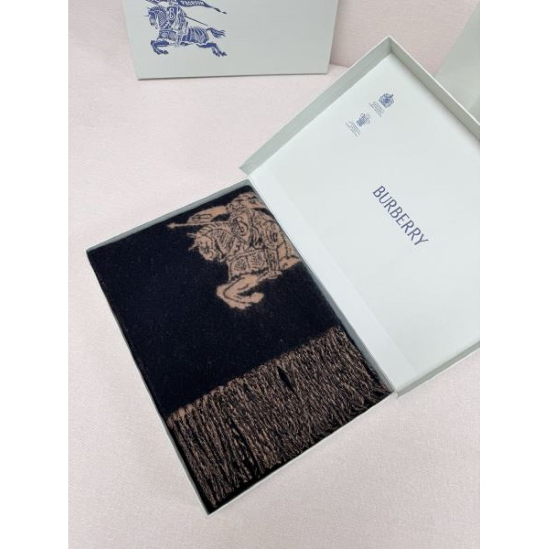 洗練 BURBERRY バーバリー コピー ストール ブラックベース×ベージュ裏地 ブランドロゴデザイン リバーシブル仕様 柔らかタッチ