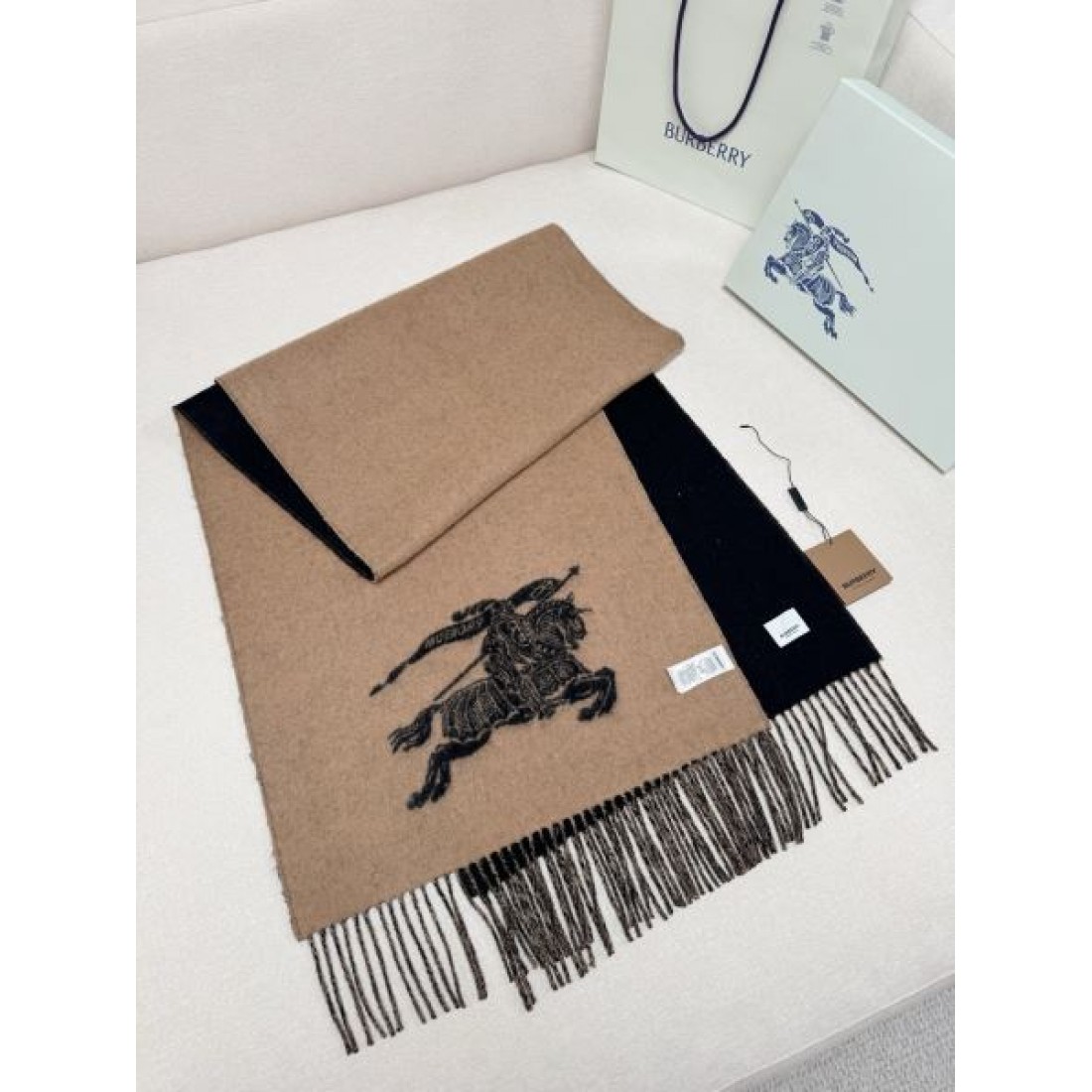 洗練 BURBERRY バーバリー コピー ストール ブラックベース×ベージュ裏地 ブランドロゴデザイン リバーシブル仕様 柔らかタッチ