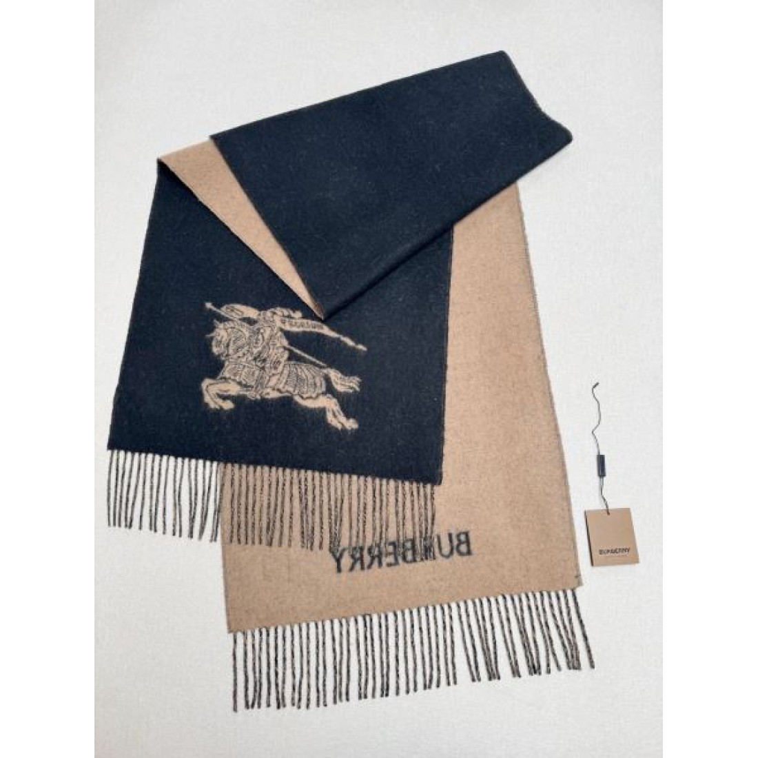 洗練 BURBERRY バーバリー コピー ストール ブラックベース×ベージュ裏地 ブランドロゴデザイン リバーシブル仕様 柔らかタッチ