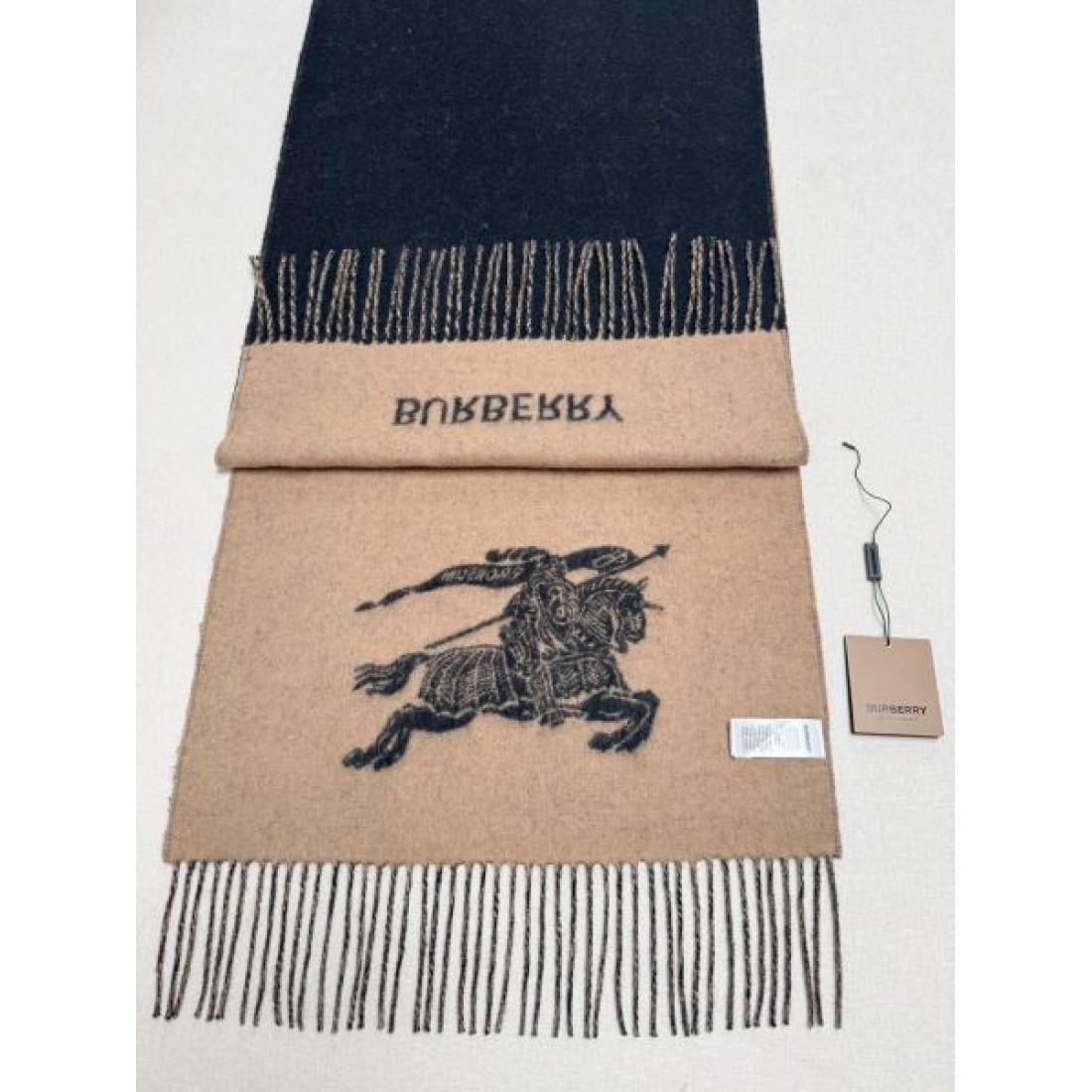洗練 BURBERRY バーバリー コピー ストール ブラックベース×ベージュ裏地 ブランドロゴデザイン リバーシブル仕様 柔らかタッチ