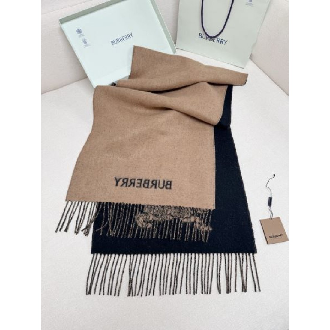 洗練 BURBERRY バーバリー コピー ストール ブラックベース×ベージュ裏地 ブランドロゴデザイン リバーシブル仕様 柔らかタッチ