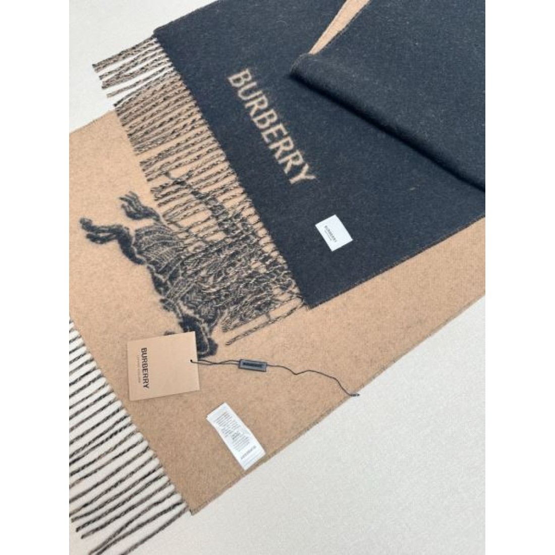 洗練 BURBERRY バーバリー コピー ストール ブラックベース×ベージュ裏地 ブランドロゴデザイン リバーシブル仕様 柔らかタッチ