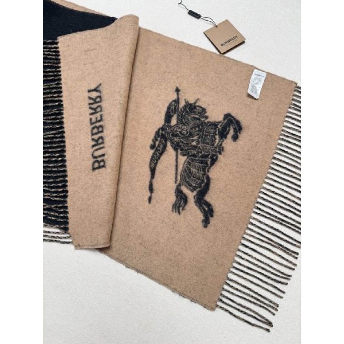 洗練 BURBERRY バーバリー コピー ストール ブラックベース×ベージュ裏地 ブランドロゴデザイン リバーシブル仕様 柔らかタッチ