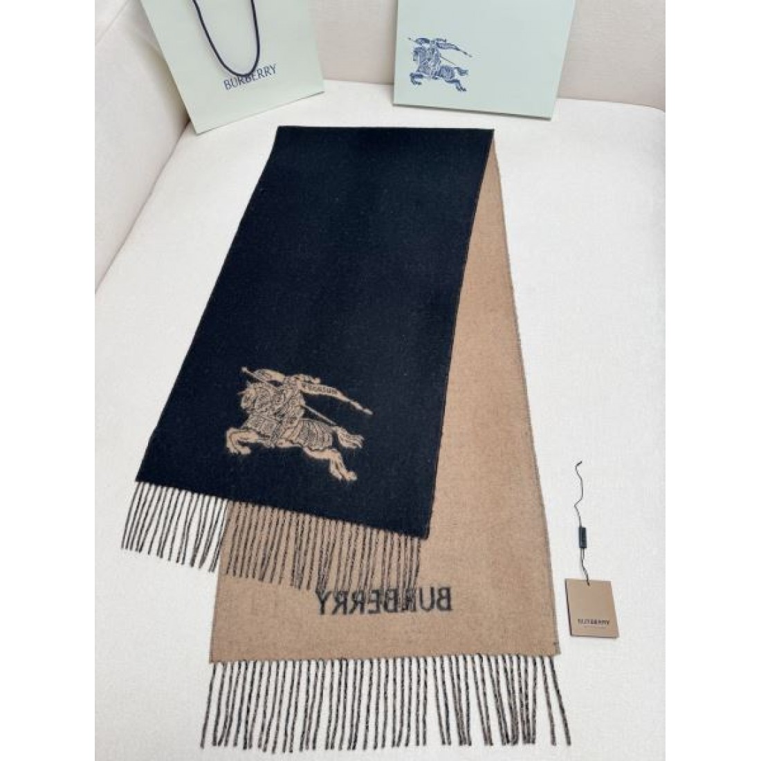 洗練 BURBERRY バーバリー コピー ストール ブラックベース×ベージュ裏地 ブランドロゴデザイン リバーシブル仕様 柔らかタッチ