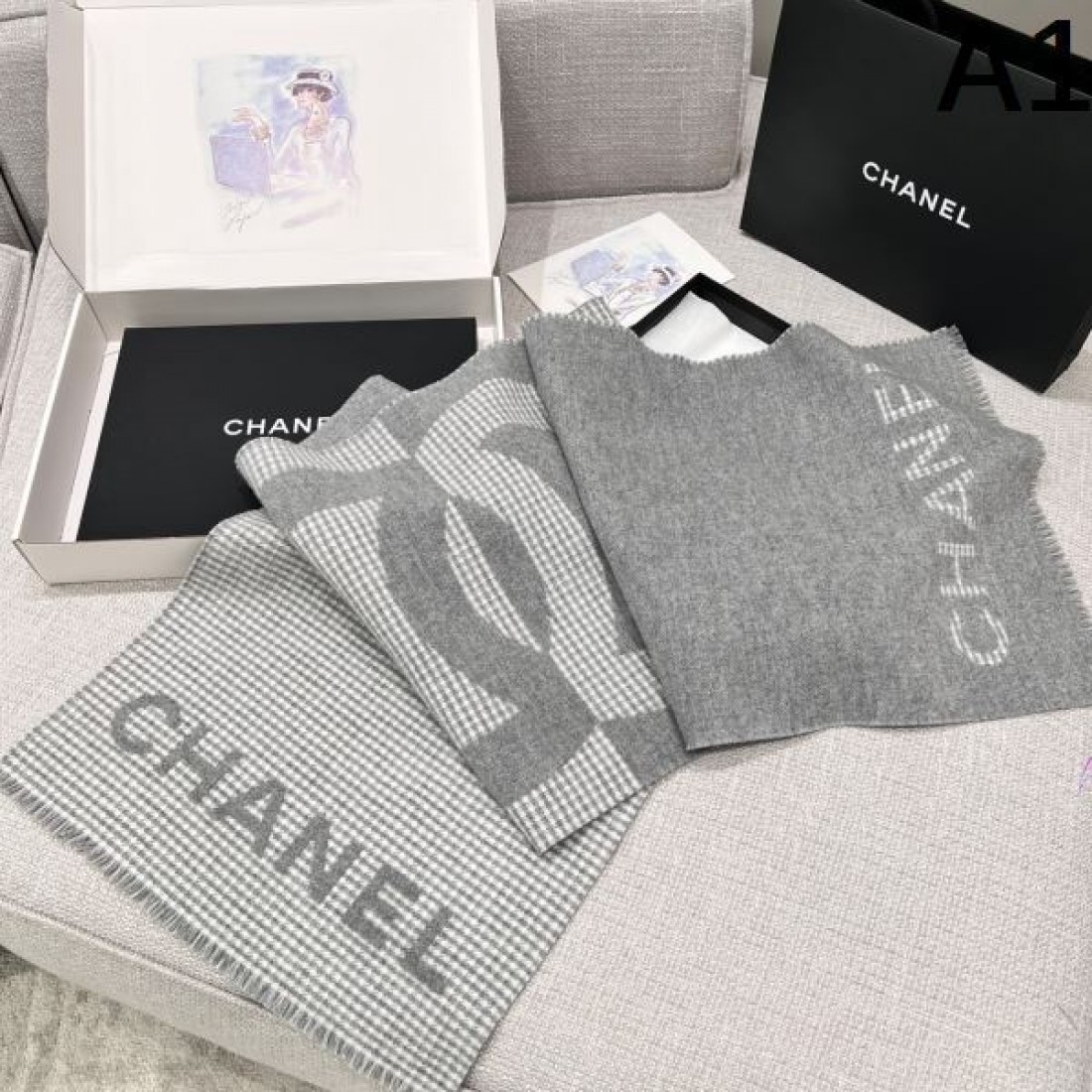 高級感 CHANEL シャネル コピー マフラー ブラック×グレー配色 ココマーク＋ロゴ入り フリンジディテール 厚手素材 デイリー使い