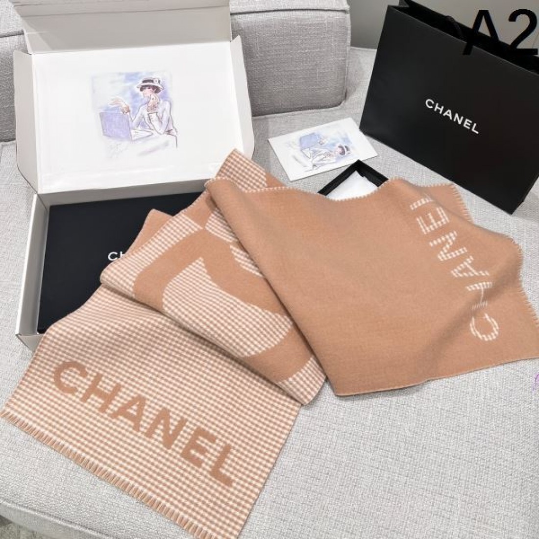 高級感 CHANEL シャネル コピー マフラー ブラック×グレー配色 ココマーク＋ロゴ入り フリンジディテール 厚手素材 デイリー使い