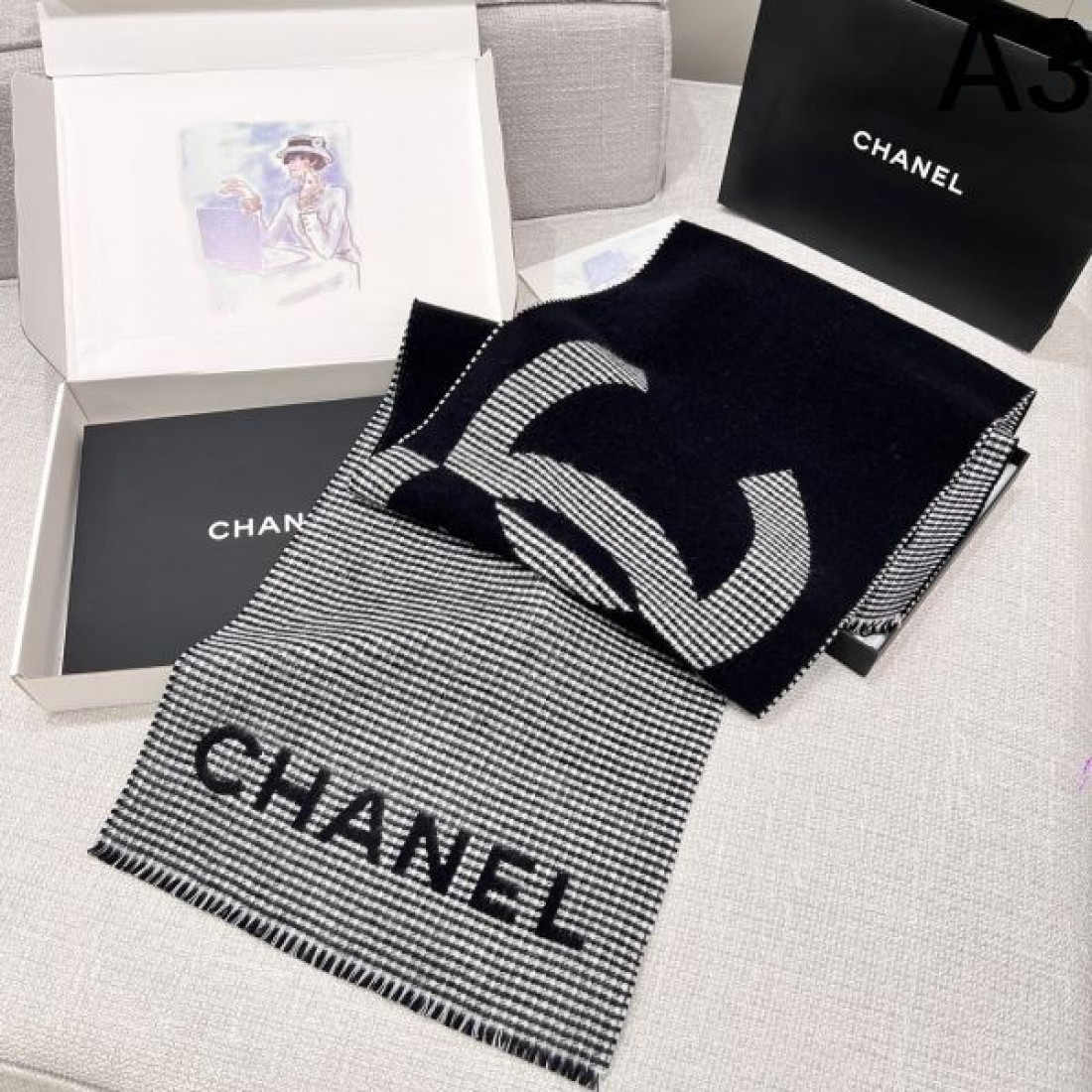 高級感 CHANEL シャネル コピー マフラー ブラック×グレー配色 ココマーク＋ロゴ入り フリンジディテール 厚手素材 デイリー使い