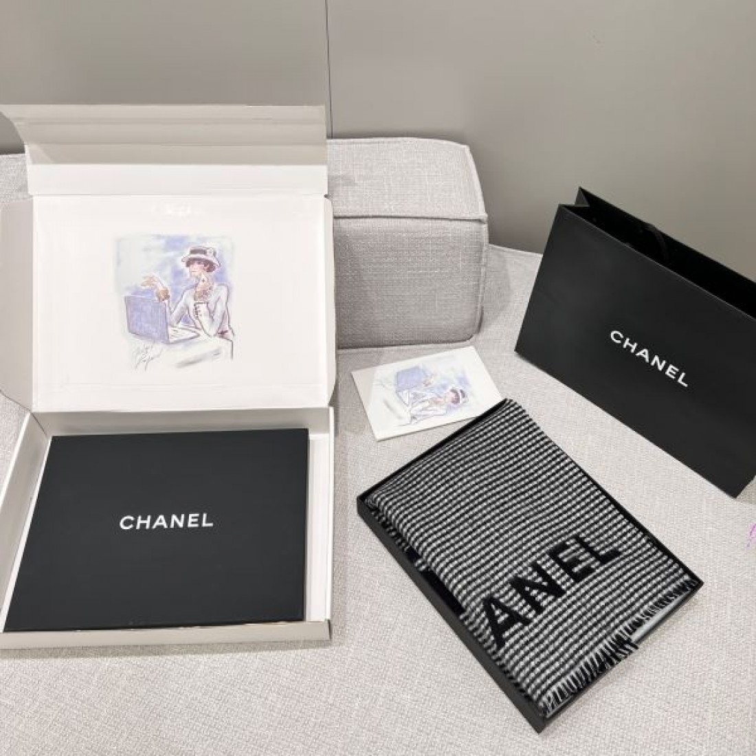 高級感 CHANEL シャネル コピー マフラー ブラック×グレー配色 ココマーク＋ロゴ入り フリンジディテール 厚手素材 デイリー使い