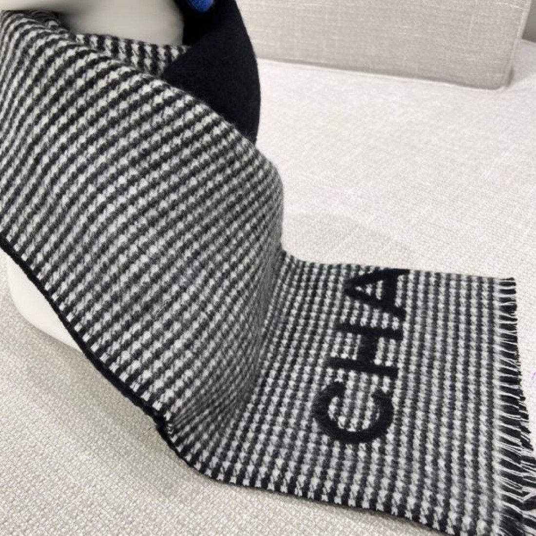 高級感 CHANEL シャネル コピー マフラー ブラック×グレー配色 ココマーク＋ロゴ入り フリンジディテール 厚手素材 デイリー使い