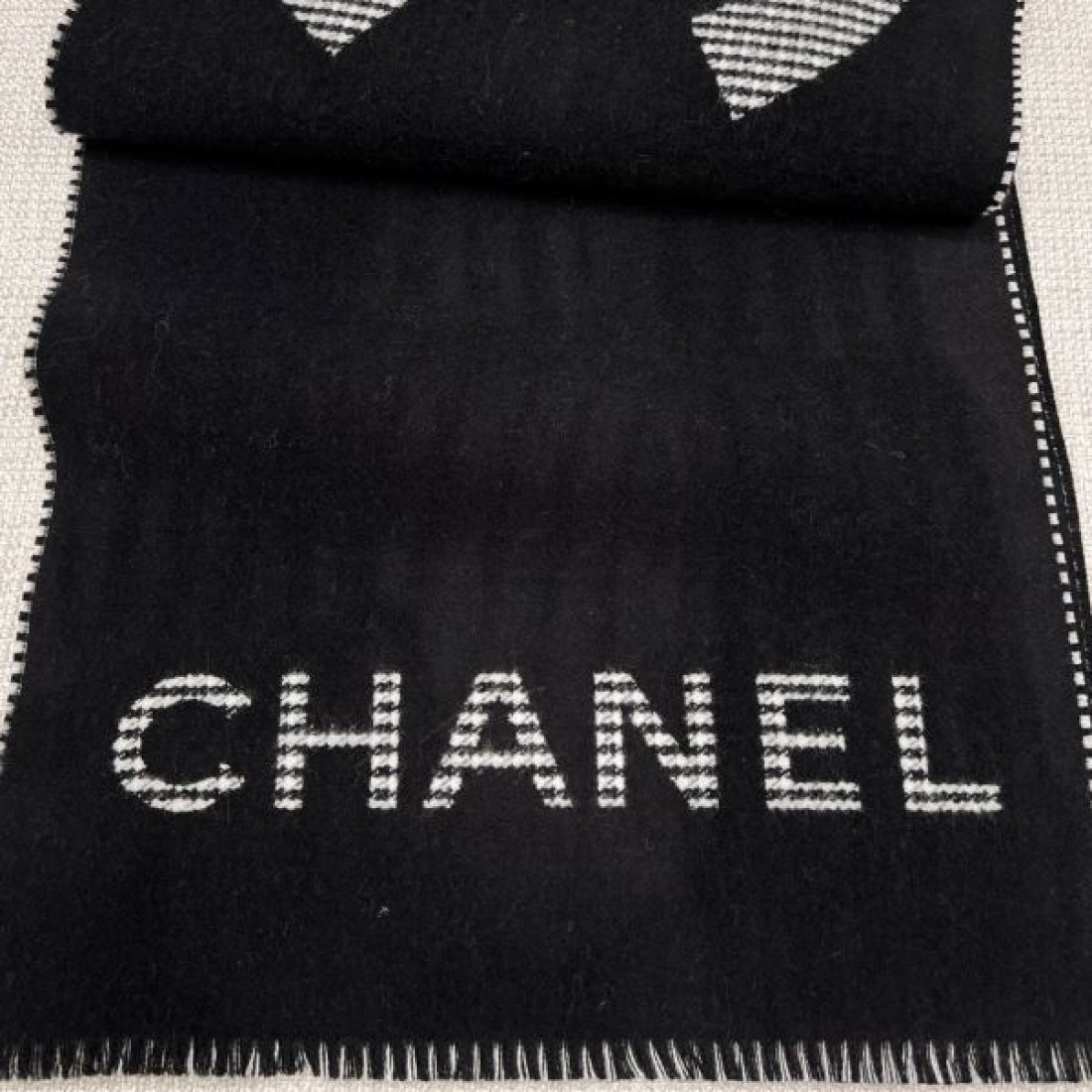 高級感 CHANEL シャネル コピー マフラー ブラック×グレー配色 ココマーク＋ロゴ入り フリンジディテール 厚手素材 デイリー使い