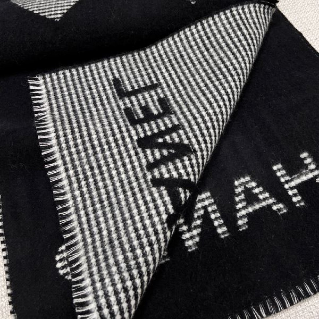 高級感 CHANEL シャネル コピー マフラー ブラック×グレー配色 ココマーク＋ロゴ入り フリンジディテール 厚手素材 デイリー使い