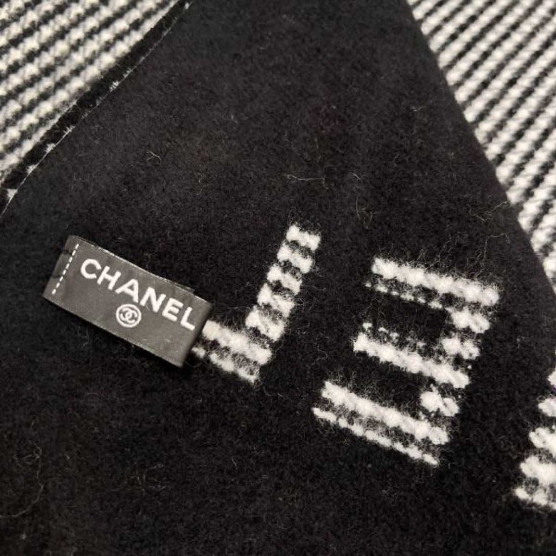 高級感 CHANEL シャネル コピー マフラー ブラック×グレー配色 ココマーク＋ロゴ入り フリンジディテール 厚手素材 デイリー使い