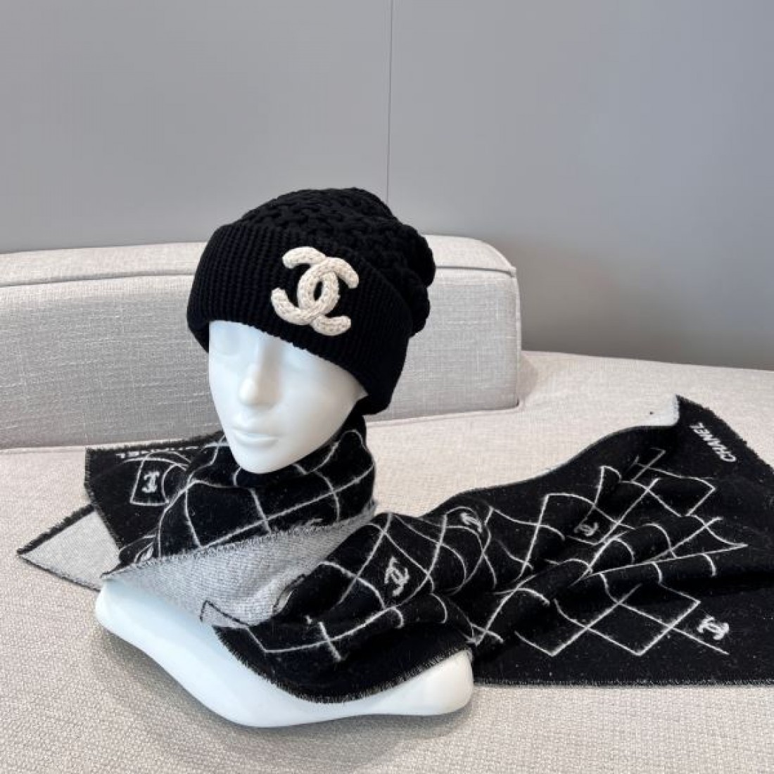 CHANEL シャネル コピー マフラー ブラック×グレー切替デザイン ココマーク配置 フリンジディテール 軽やか暖か デイリー使い