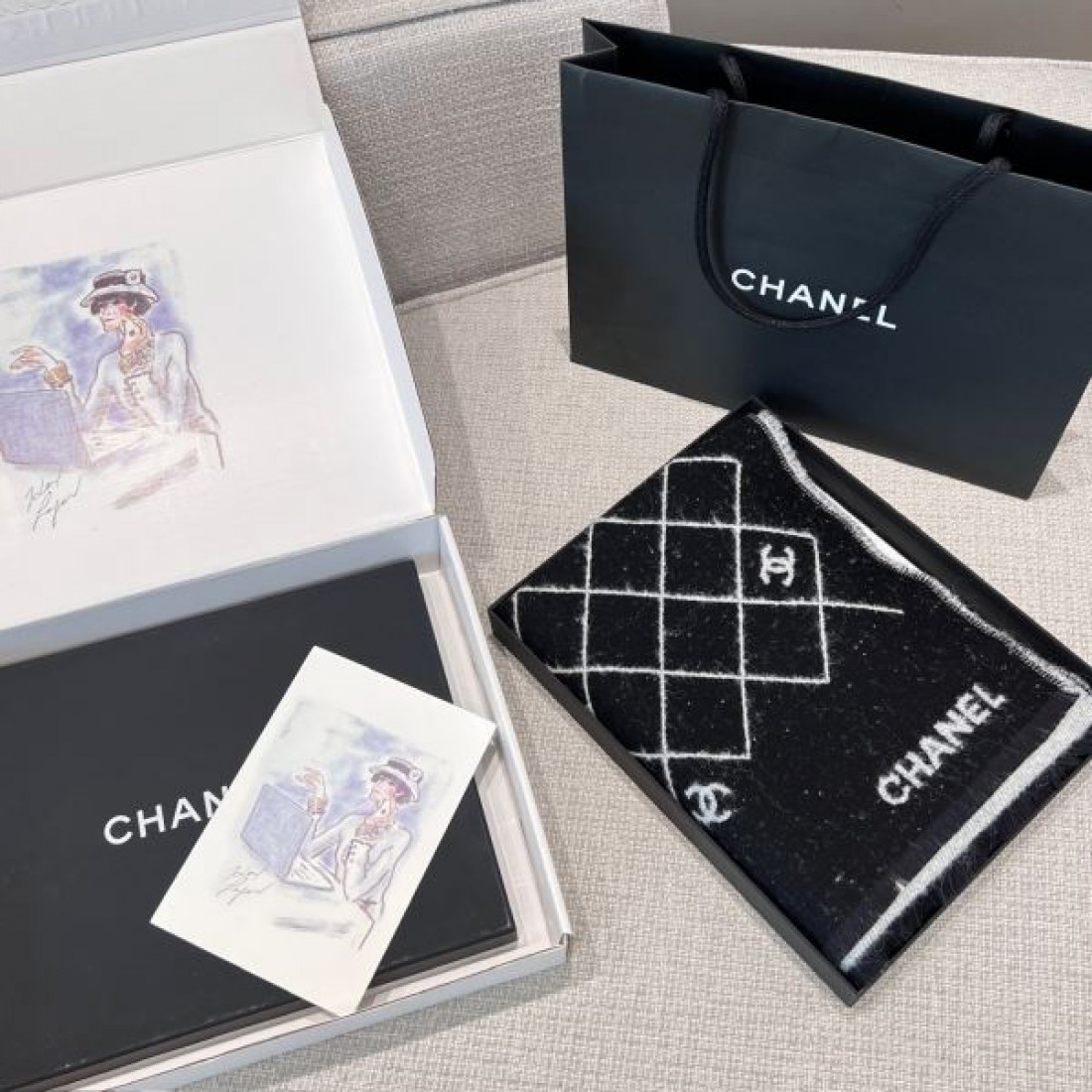 CHANEL シャネル コピー マフラー ブラック×グレー切替デザイン ココマーク配置 フリンジディテール 軽やか暖か デイリー使い
