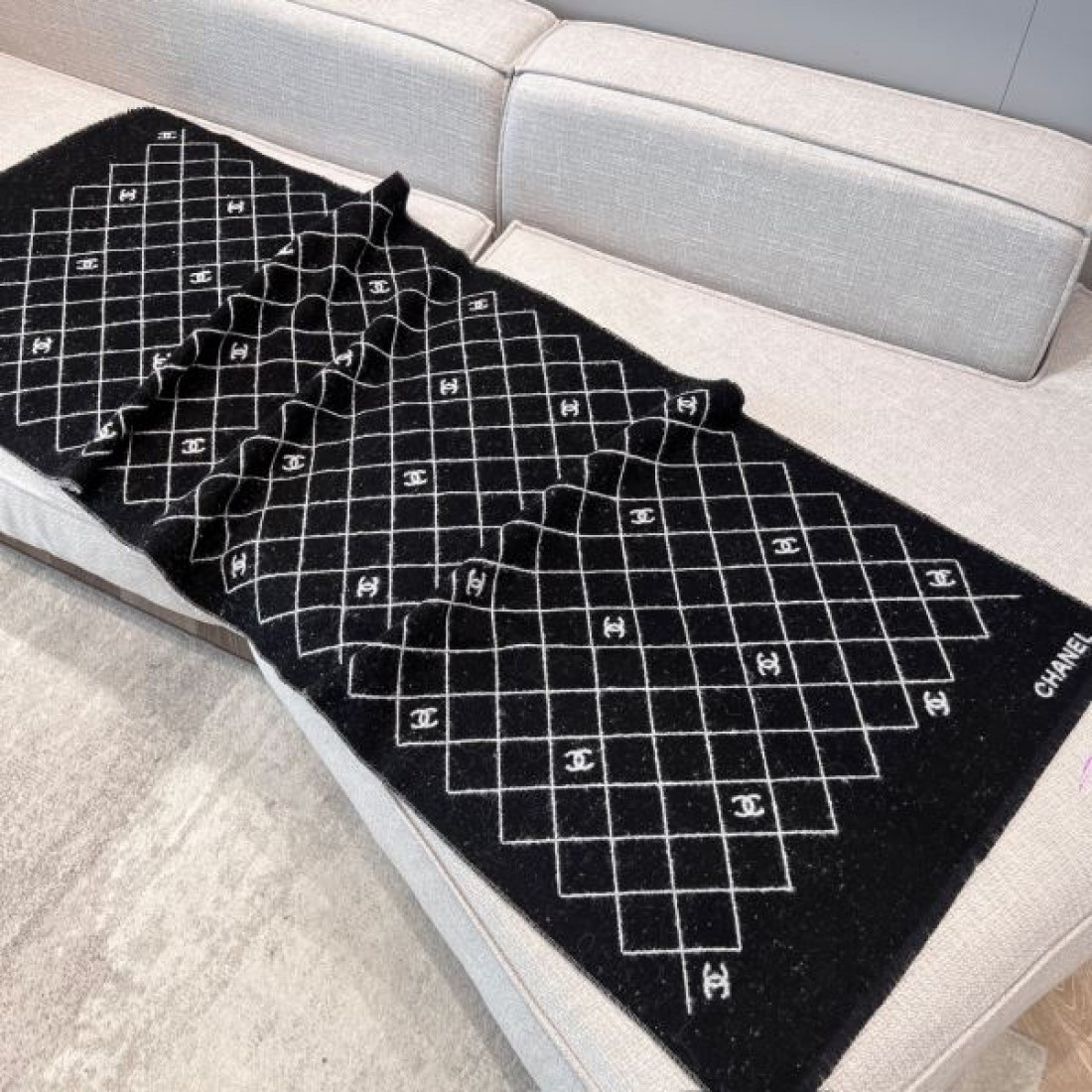 CHANEL シャネル コピー マフラー ブラック×グレー切替デザイン ココマーク配置 フリンジディテール 軽やか暖か デイリー使い