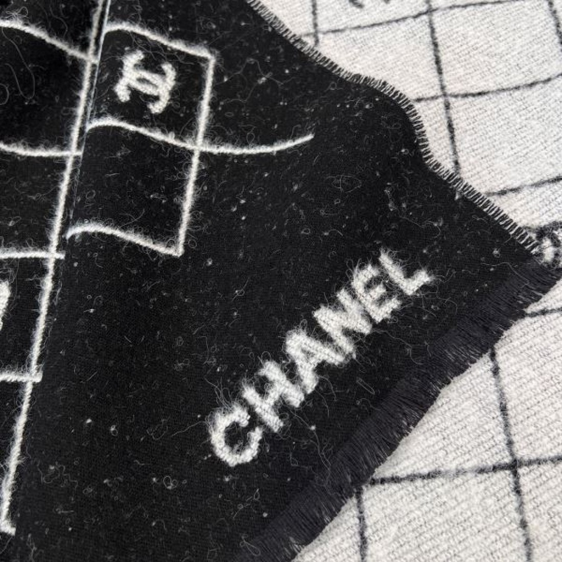CHANEL シャネル コピー マフラー ブラック×グレー切替デザイン ココマーク配置 フリンジディテール 軽やか暖か デイリー使い