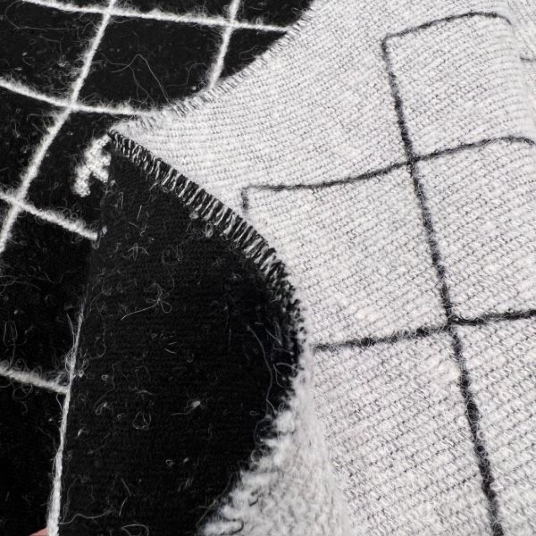 CHANEL シャネル コピー マフラー ブラック×グレー切替デザイン ココマーク配置 フリンジディテール 軽やか暖か デイリー使い