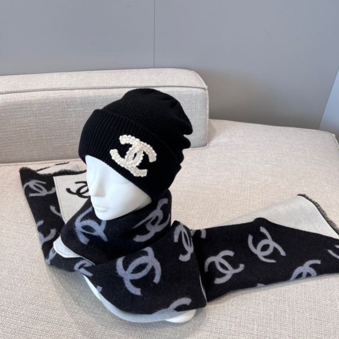 モノトーン 上品 CHANEL シャネル コピー マフラー ブラック×ホワイト配色 ココマーク総柄 リバーシブル仕様 フリンジ仕上げ 柔らか素材