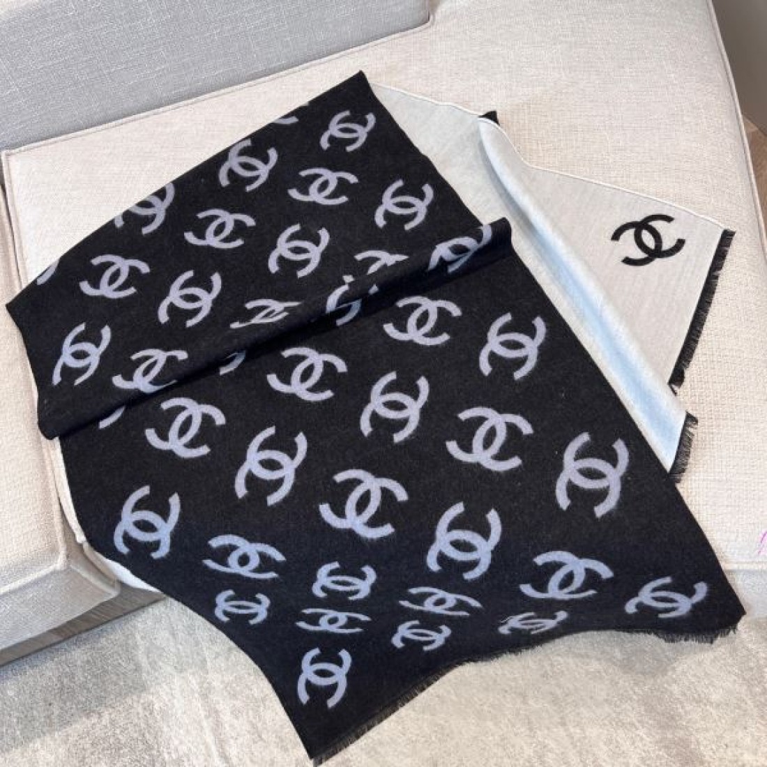 モノトーン 上品 CHANEL シャネル コピー マフラー ブラック×ホワイト配色 ココマーク総柄 リバーシブル仕様 フリンジ仕上げ 柔らか素材