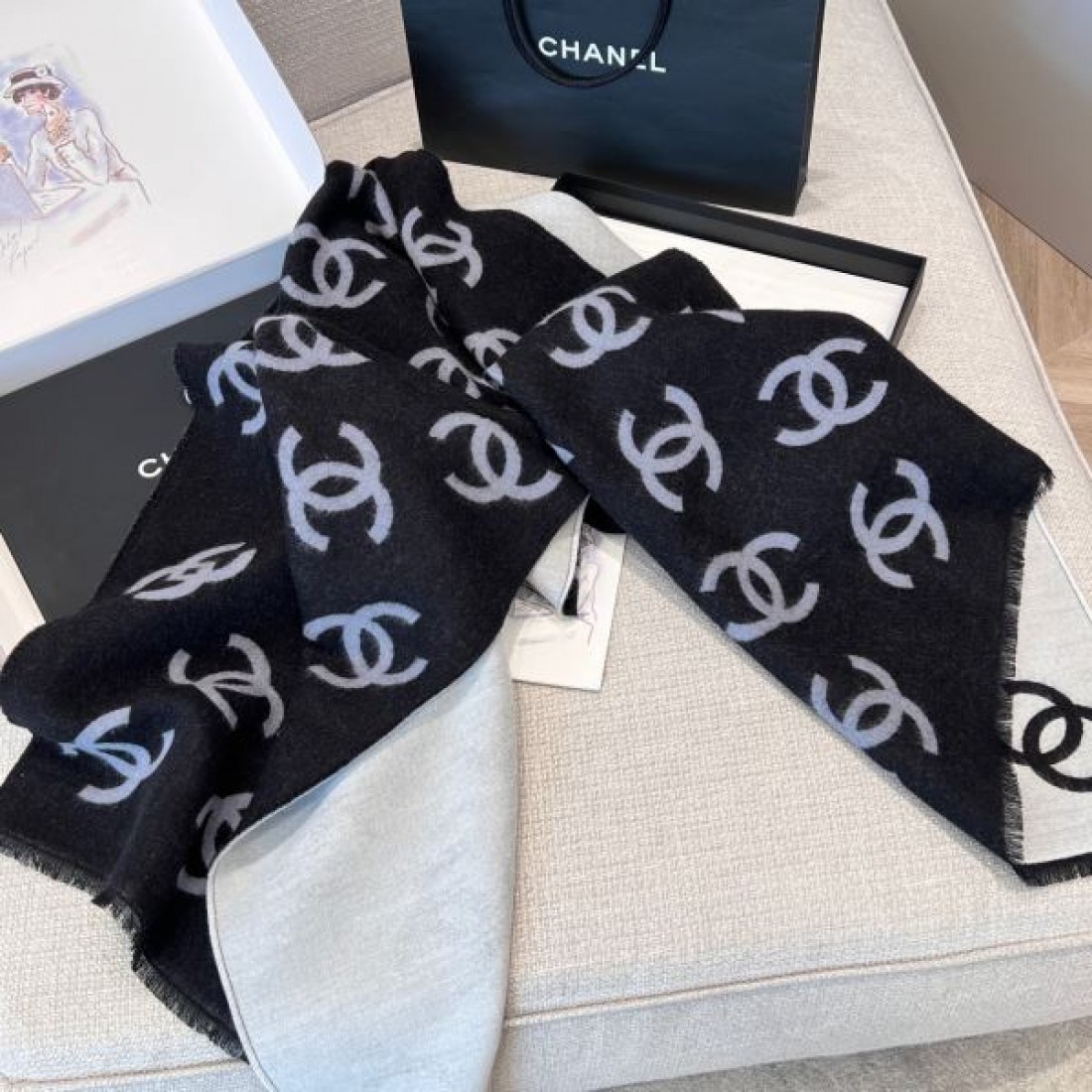 モノトーン 上品 CHANEL シャネル コピー マフラー ブラック×ホワイト配色 ココマーク総柄 リバーシブル仕様 フリンジ仕上げ 柔らか素材