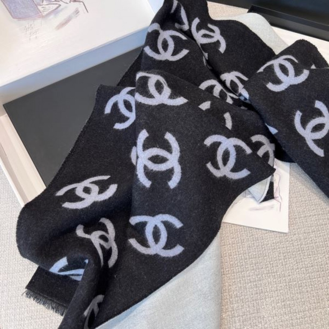 モノトーン 上品 CHANEL シャネル コピー マフラー ブラック×ホワイト配色 ココマーク総柄 リバーシブル仕様 フリンジ仕上げ 柔らか素材