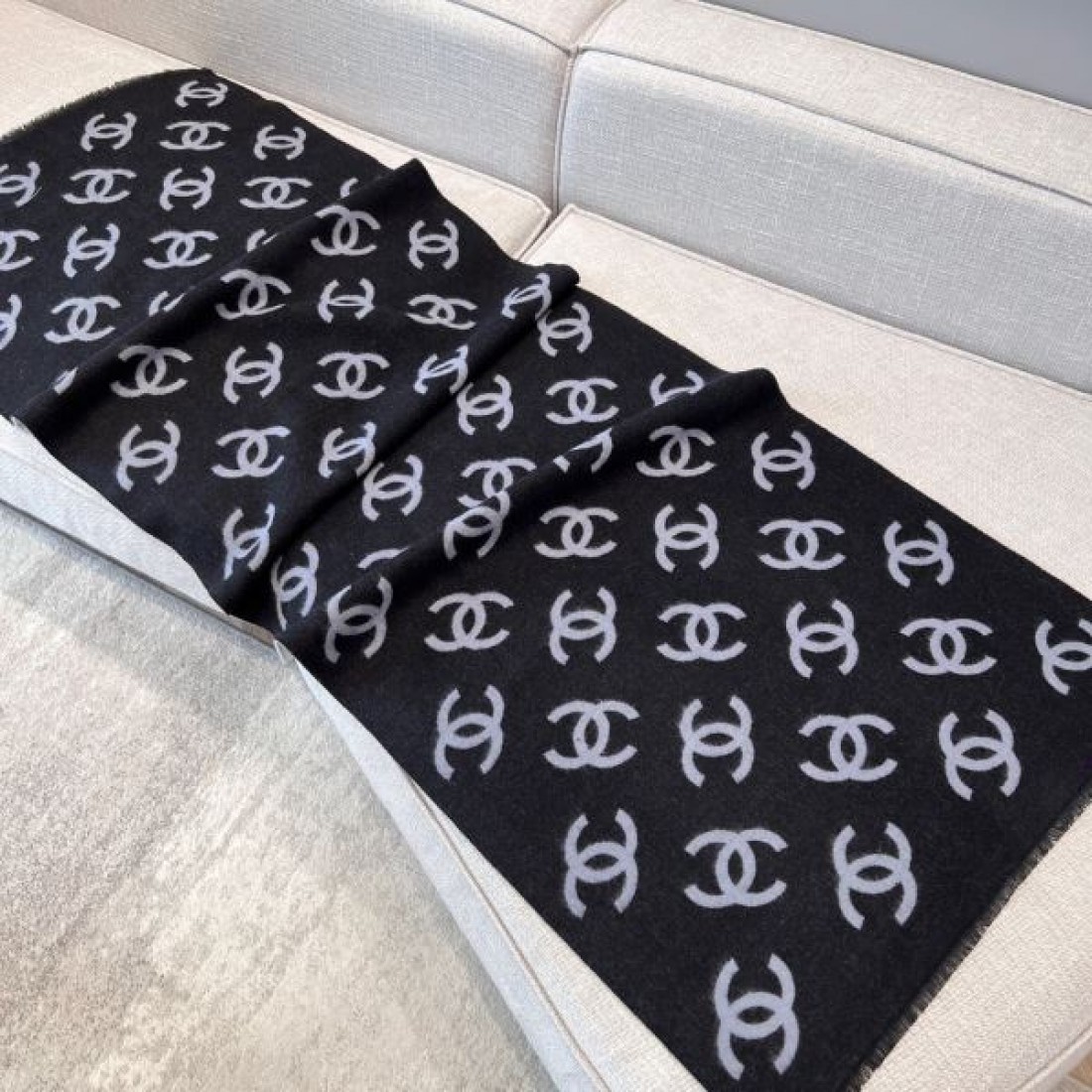 モノトーン 上品 CHANEL シャネル コピー マフラー ブラック×ホワイト配色 ココマーク総柄 リバーシブル仕様 フリンジ仕上げ 柔らか素材