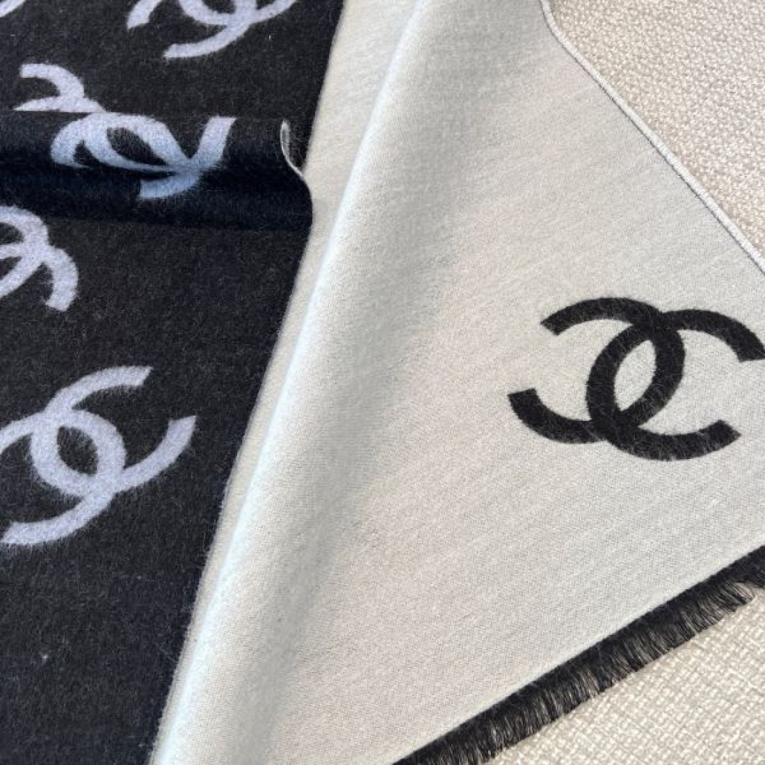 モノトーン 上品 CHANEL シャネル コピー マフラー ブラック×ホワイト配色 ココマーク総柄 リバーシブル仕様 フリンジ仕上げ 柔らか素材