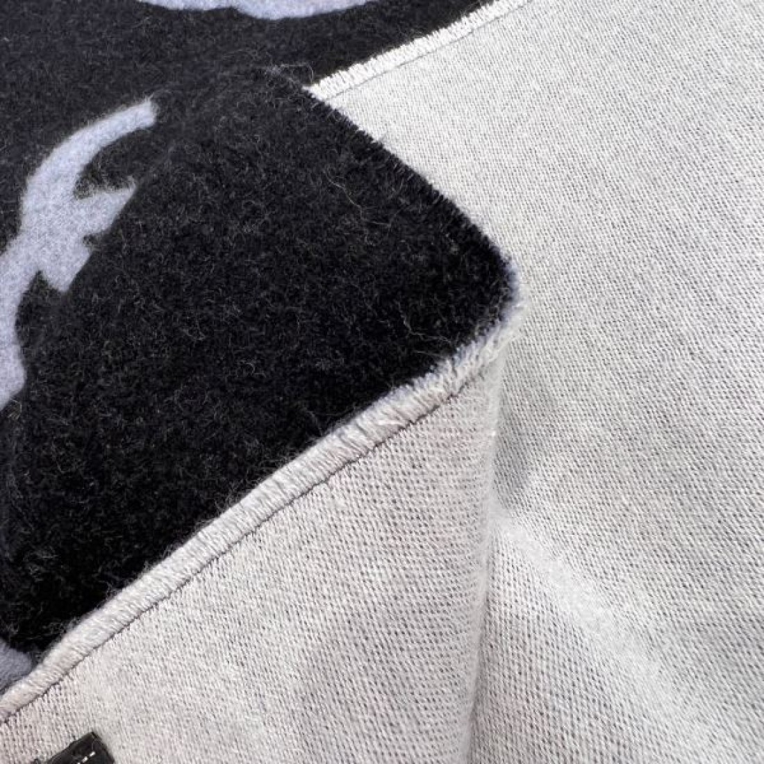 モノトーン 上品 CHANEL シャネル コピー マフラー ブラック×ホワイト配色 ココマーク総柄 リバーシブル仕様 フリンジ仕上げ 柔らか素材