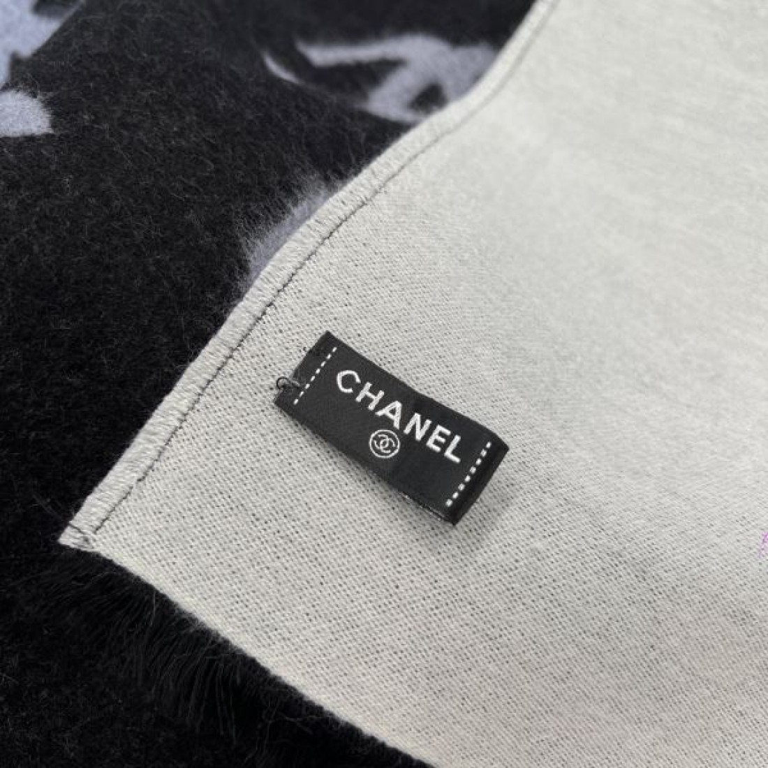 モノトーン 上品 CHANEL シャネル コピー マフラー ブラック×ホワイト配色 ココマーク総柄 リバーシブル仕様 フリンジ仕上げ 柔らか素材