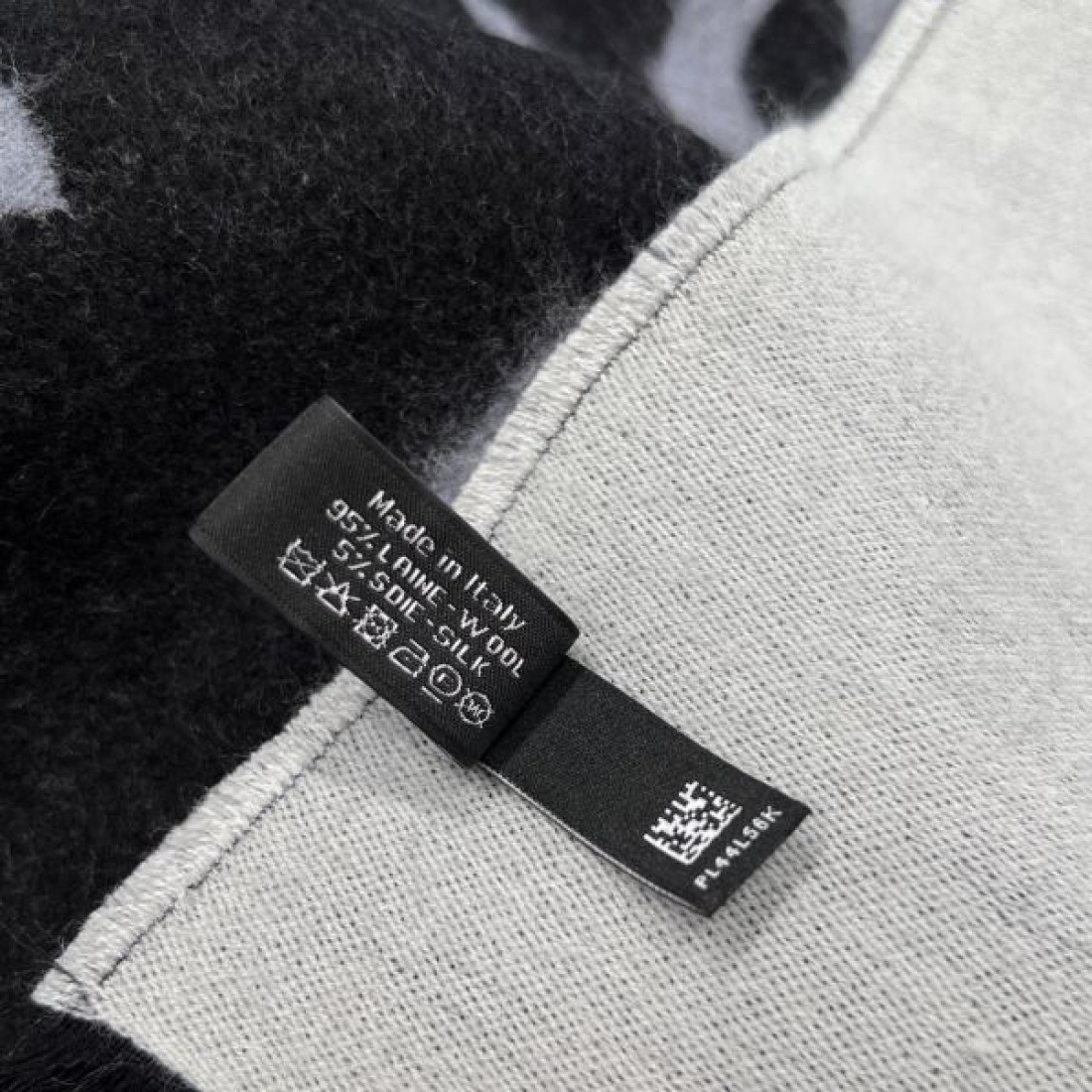 モノトーン 上品 CHANEL シャネル コピー マフラー ブラック×ホワイト配色 ココマーク総柄 リバーシブル仕様 フリンジ仕上げ 柔らか素材