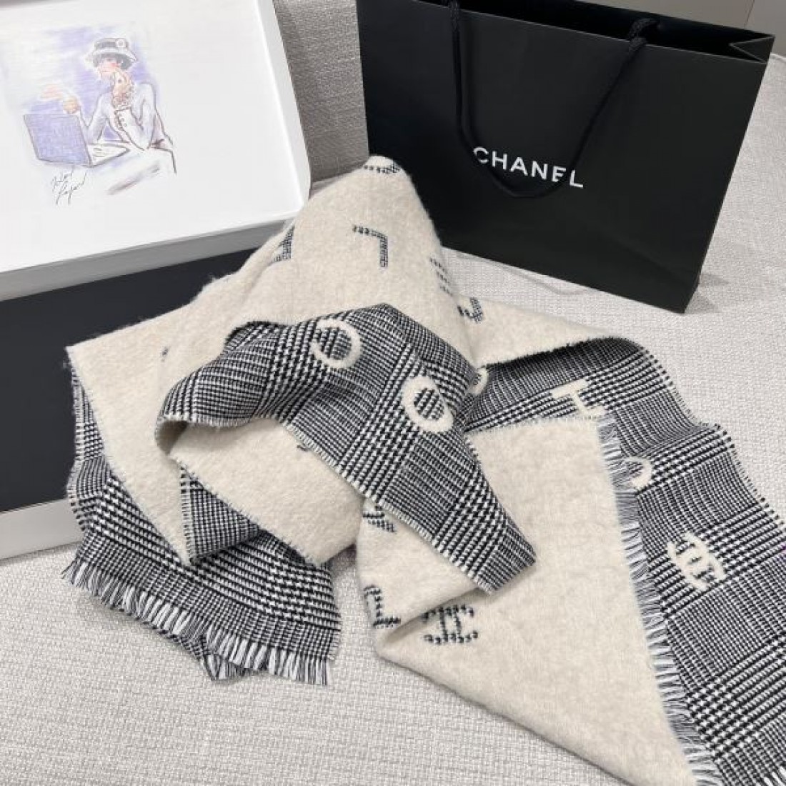 洗練 大人映え CHANEL シャネル コピー ビーニー ストール 2点セット ロゴ柄 柔らかニット フリンジ付き 秋冬防寒 グレー
