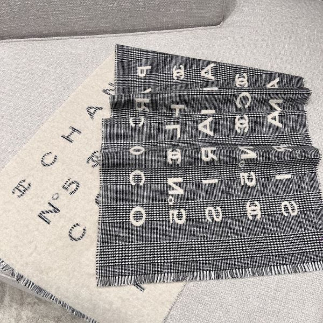 洗練 大人映え CHANEL シャネル コピー ビーニー ストール 2点セット ロゴ柄 柔らかニット フリンジ付き 秋冬防寒 グレー