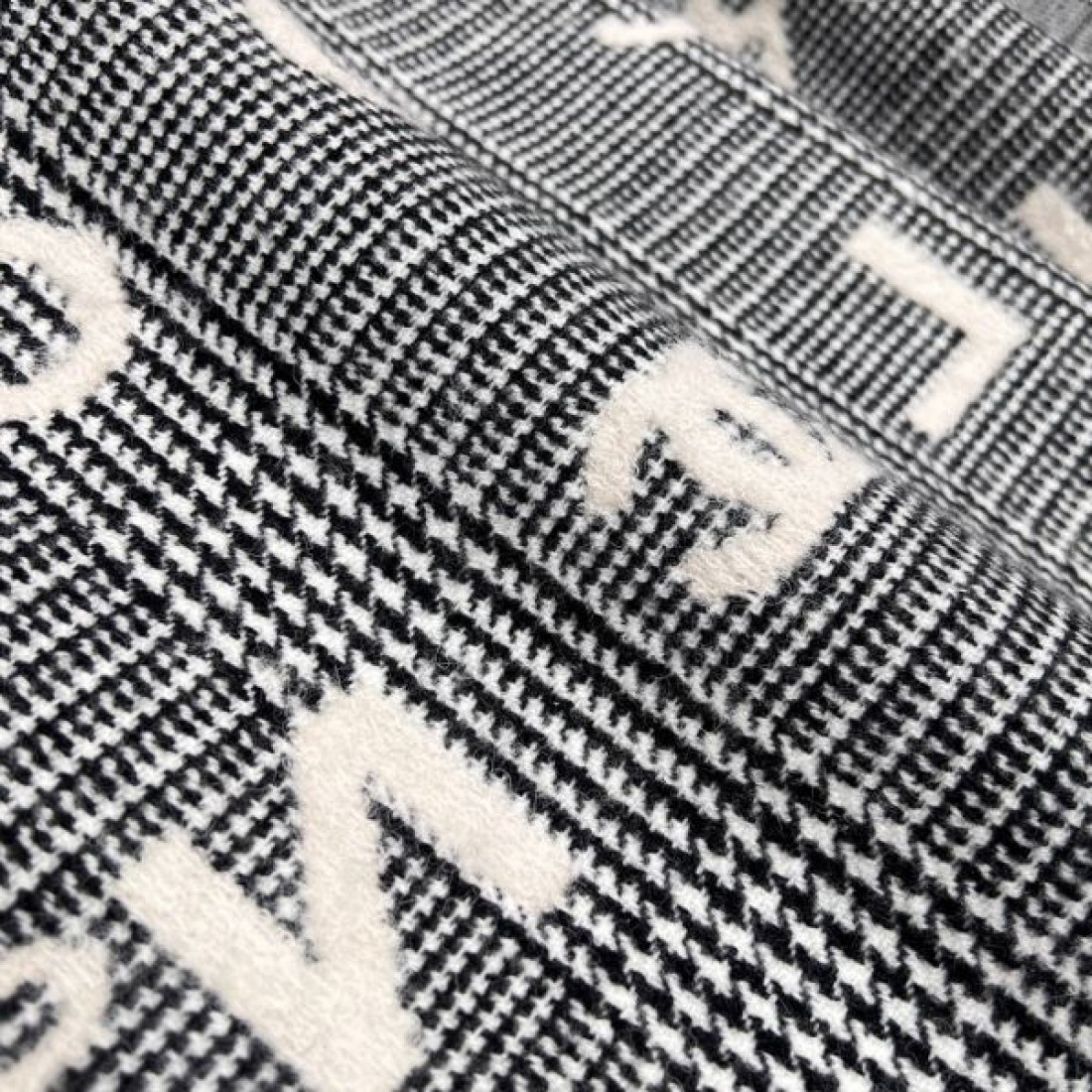 洗練 大人映え CHANEL シャネル コピー ビーニー ストール 2点セット ロゴ柄 柔らかニット フリンジ付き 秋冬防寒 グレー