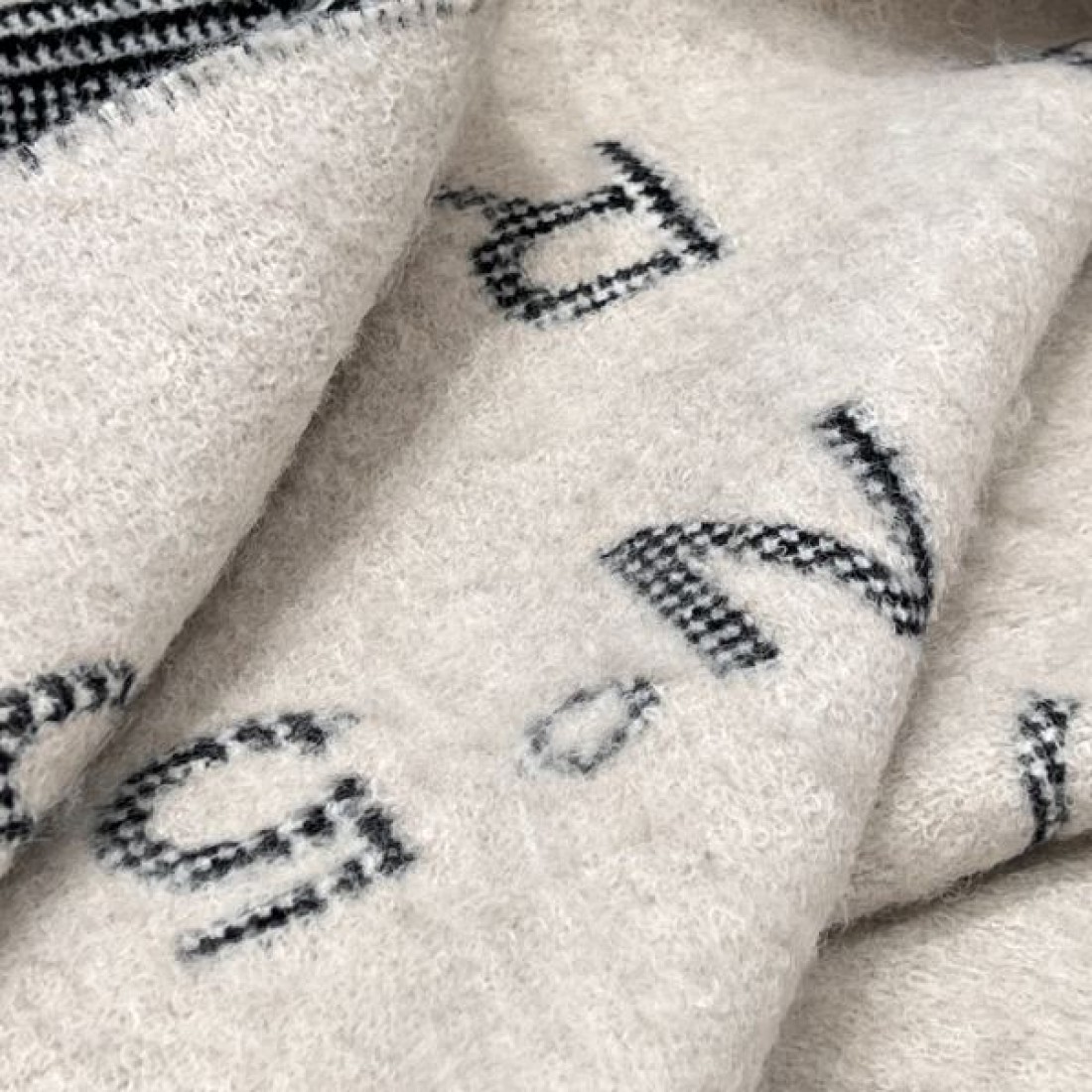 洗練 大人映え CHANEL シャネル コピー ビーニー ストール 2点セット ロゴ柄 柔らかニット フリンジ付き 秋冬防寒 グレー