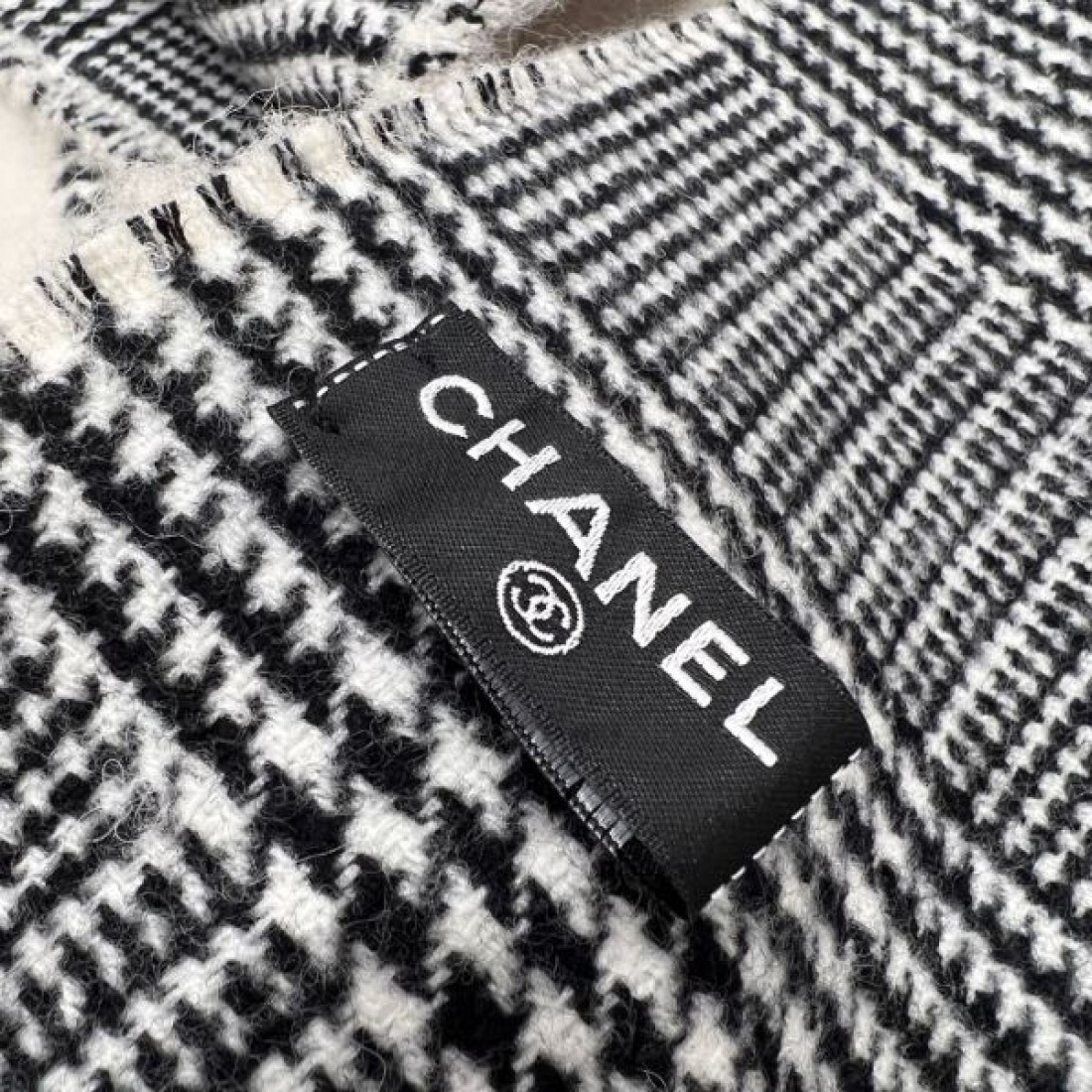 洗練 大人映え CHANEL シャネル コピー ビーニー ストール 2点セット ロゴ柄 柔らかニット フリンジ付き 秋冬防寒 グレー