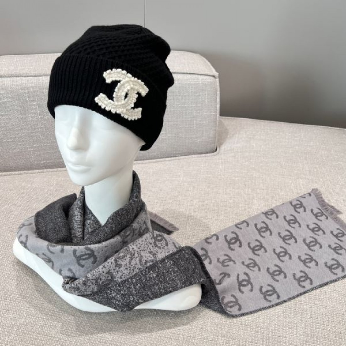 カジュアル 高級感 CHANEL シャネル コピー マフラー グレー系ミックスカラー ココロゴデザイン フリンジディテール 厚手素材 暖かい着用感 冬必須アイテム