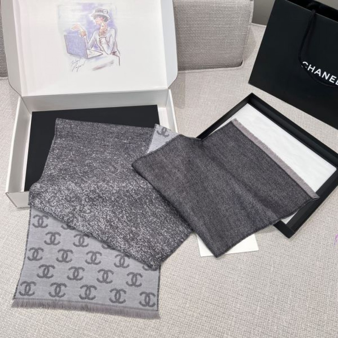 カジュアル 高級感 CHANEL シャネル コピー マフラー グレー系ミックスカラー ココロゴデザイン フリンジディテール 厚手素材 暖かい着用感 冬必須アイテム